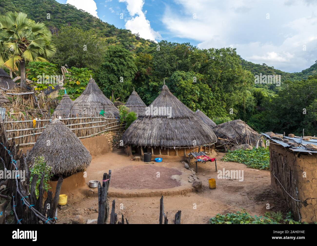 Lotuko Stamm Dorf mit reetgedeckten Häusern, Central Equatoria, Illeu, South Sudan Stockfoto