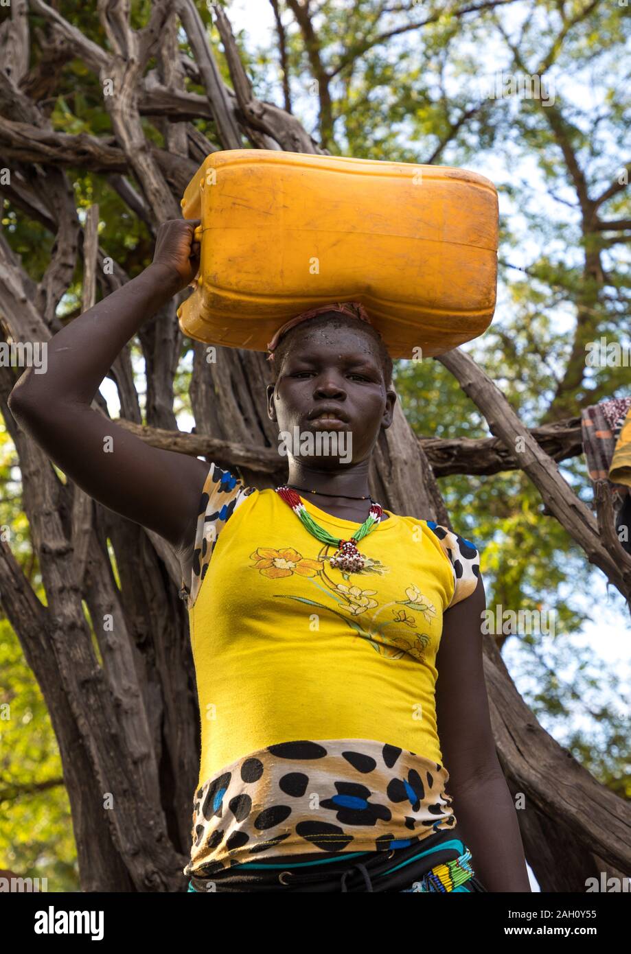 Porträt einer lotuko Stamm Frau, die eine gelbe Kanister auf dem Kopf, Central Equatoria, Illeu, South Sudan Stockfoto