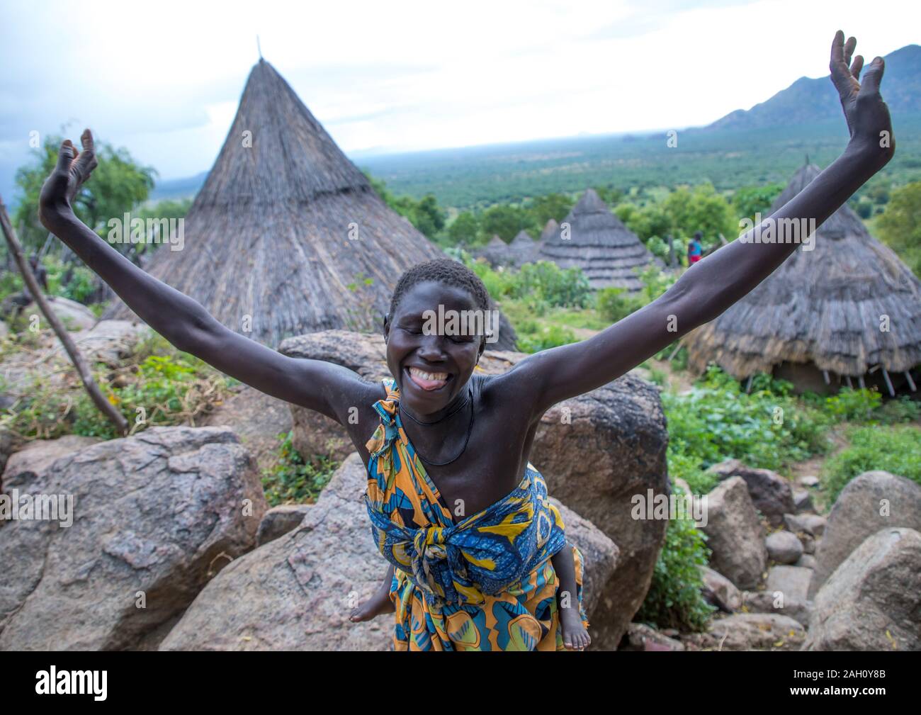 Lotuko Stamm Frau Durchführen einer Willkommen Tanz, Central Equatoria, Illeu, South Sudan Stockfoto