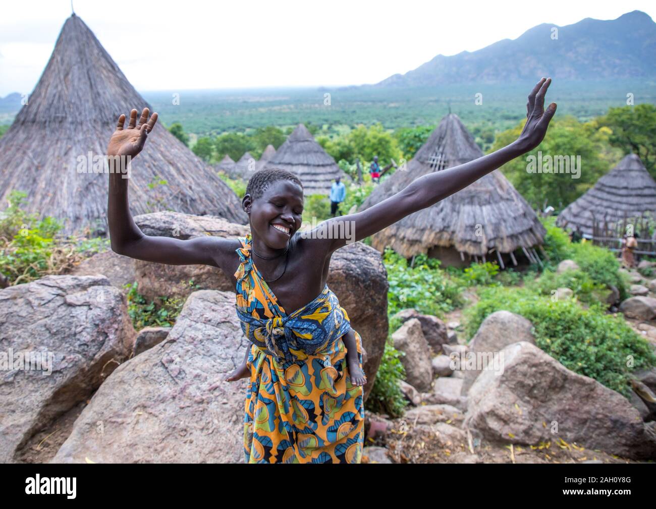 Lotuko Stamm Frau Durchführen einer Willkommen Tanz, Central Equatoria, Illeu, South Sudan Stockfoto