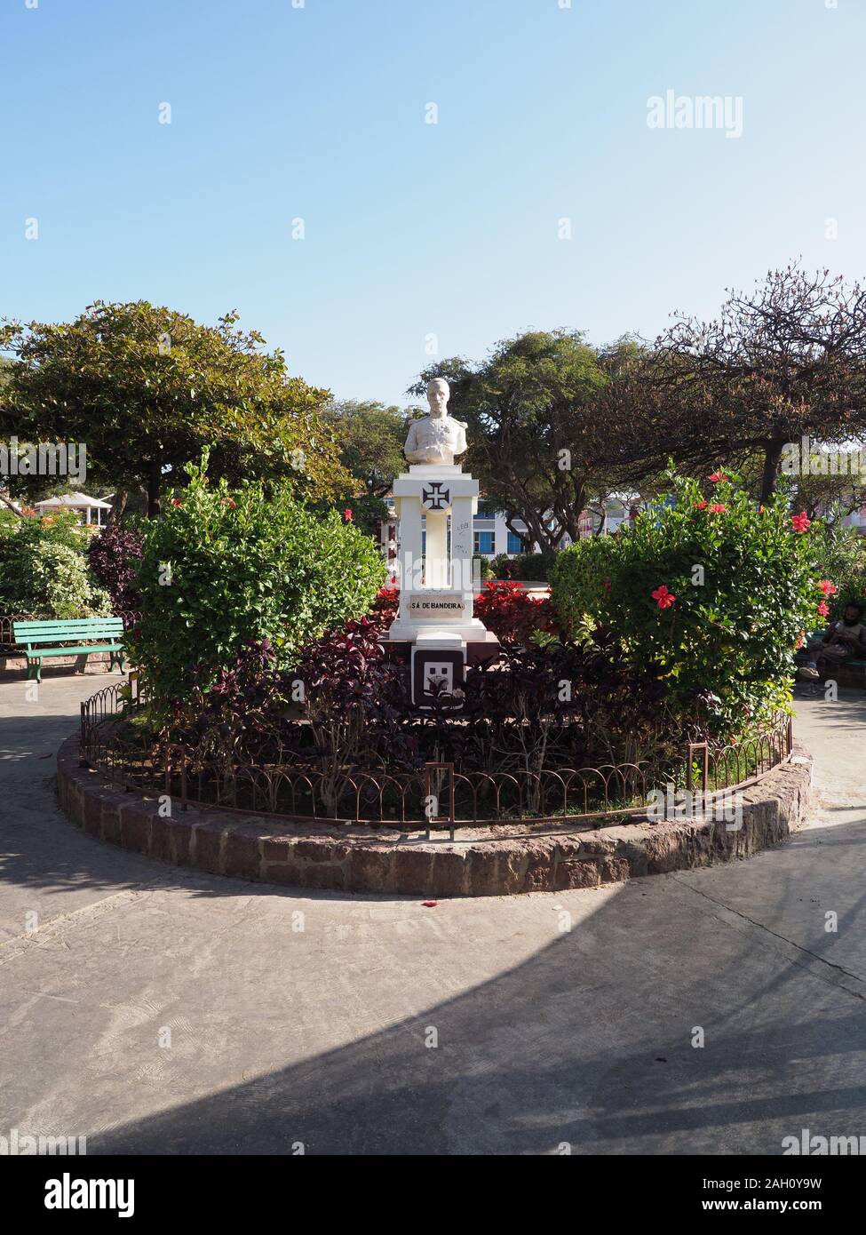 MINDELO, KAP VERDE auf April 2019: Platz mit Sa-da-Baneira am Praça Nova Square, genannt Amilcar Cabral in der afrikanischen Stadt, Insel Sao Vicente, klar Stockfoto