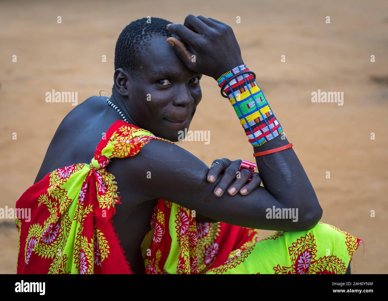 Larim Stamm Mann mit großen Perlen Armbänder, Boya Berge, Imatong, South Sudan Stockfoto