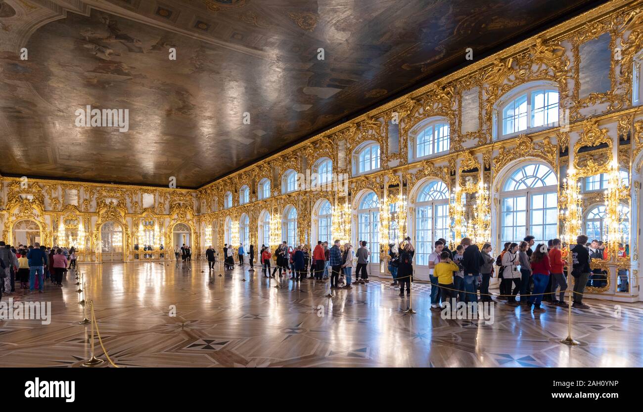 Tsarskoye Selo (Puschkin), Sankt Petersburg, Russland - Baroque goldenes Interieur Des Katharinenpalastes, das sich in der Stadt Tsarskoe selo befindet. Stockfoto