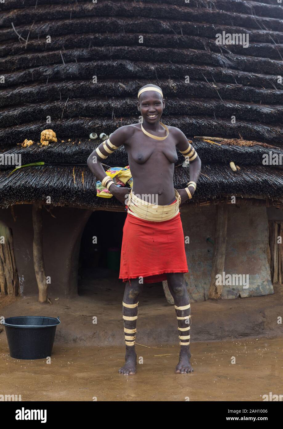 Porträt einer Larim Stamm Frau mit Rinde Armbänder als Zeichen der Trauer, Boya Berge, Imatong, South Sudan Stockfoto