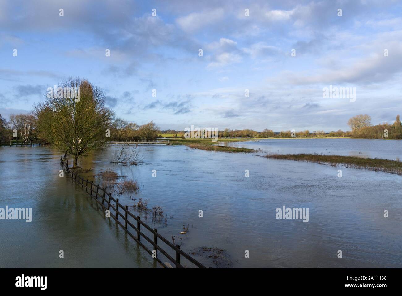 Winter Überschwemmungen am Fluss Great Ouse in Newport Pagnell, Buckinghamshire, Großbritannien Stockfoto