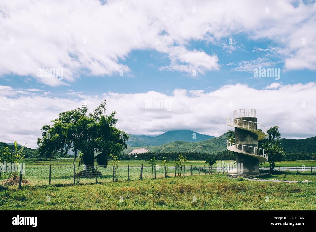 Ländliche Landschaft, Blick auf Reisfelder, schöne Aussicht auf Berge, Flüsse und einen Bauernhof Dorf. Blauer Himmel mit weißen Wolken. Wunderbare asiatische Landschaft Stockfoto