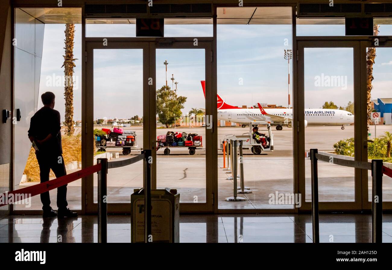 Mann beobachtet Flugzeug Ankunft in Wartehalle, Tor, Flughafen Marrakesch Menara, Flughafen in Marokko, Nordafrika Stockfoto