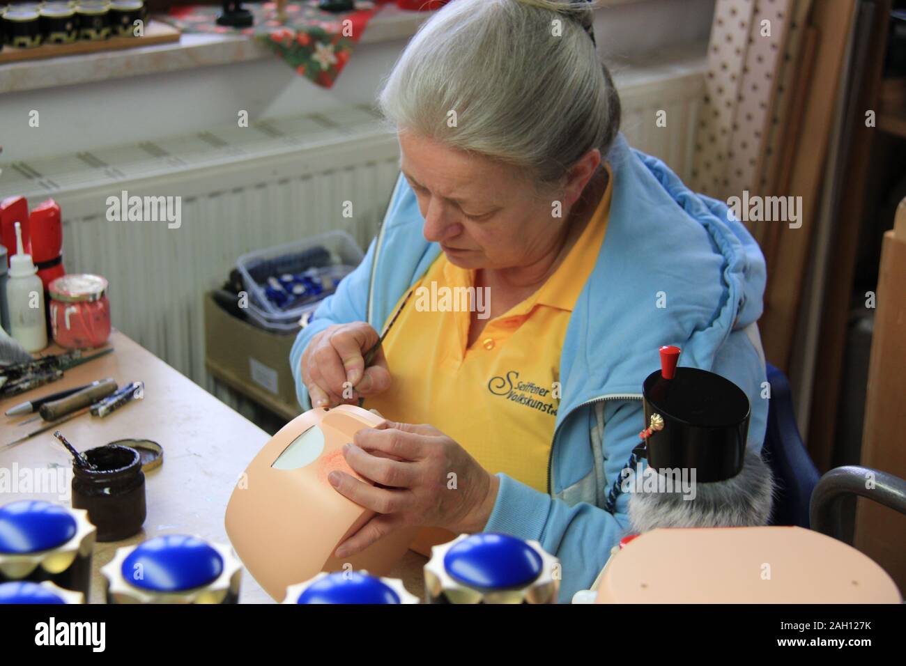 Seiffen, Deutschland. 03 Dez, 2019. Produktion in Holz- Spielzeugfabrik in Seiffen, Ostdeutschland, 3. Dezember 2019. Quelle: Martin Weiser/CTK Photo/Alamy leben Nachrichten Stockfoto