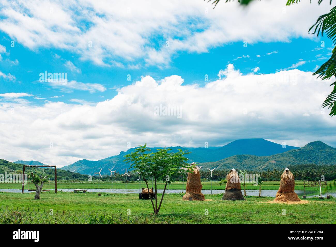 Ländliche Landschaft, Blick auf Reisfelder, schöne Aussicht auf Berge, Flüsse und einen Bauernhof Dorf. Blauer Himmel mit weißen Wolken. Wunderbare asiatische Landschaft Stockfoto
