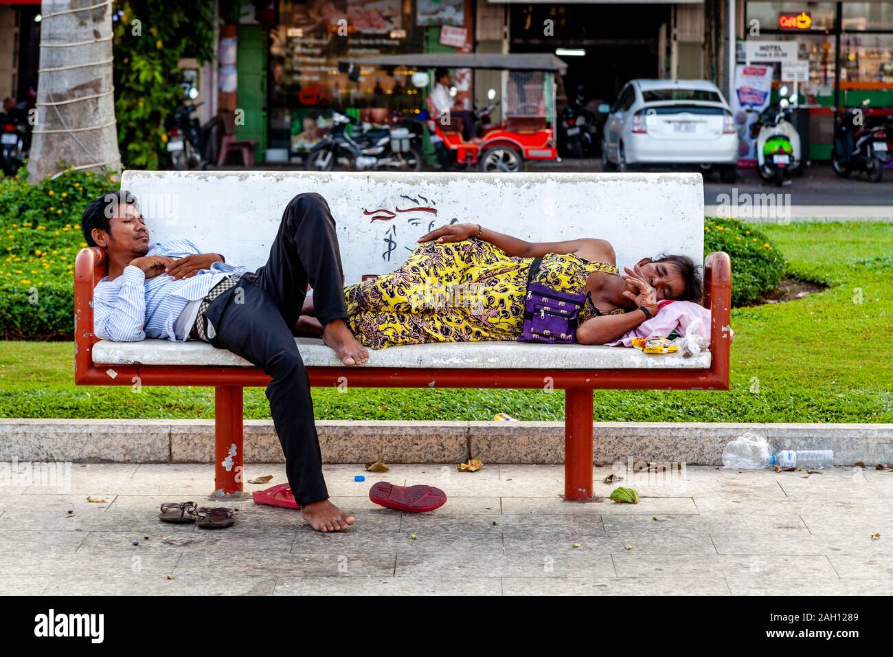 Ein Paar auf einer Bank eingeschlafen, sisowath Quay, Phnom Penh, Kambodscha. Stockfoto