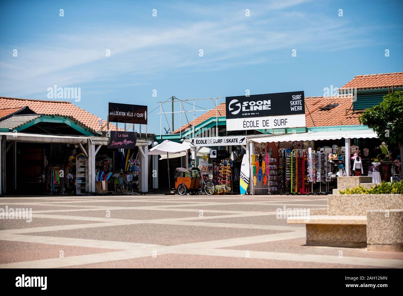 Platz mit Surfen rund und Geschäfte unter blauem Himmel Stockfoto