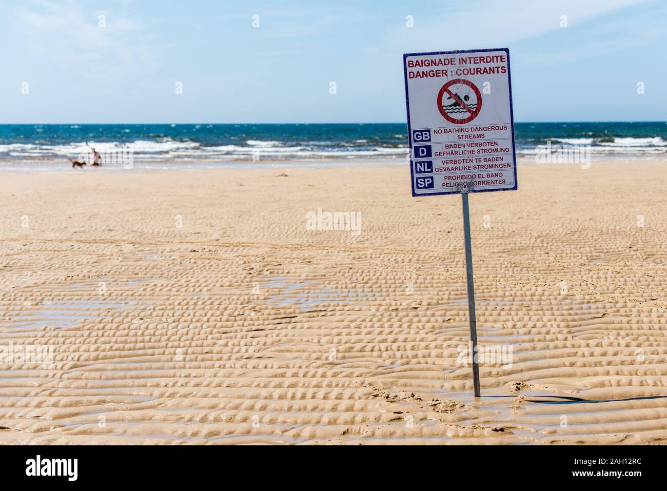 Warnschild am Strand mit gefährlichen Strömungen, wo das Baden nicht erlaubt ist Stockfoto