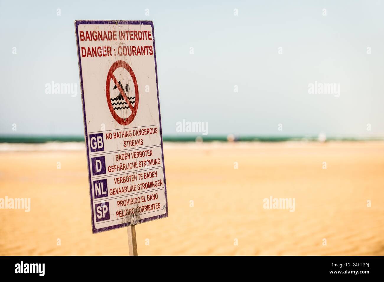 Warnschild am Strand mit gefährlichen Strömungen, wo das Baden nicht erlaubt ist Stockfoto