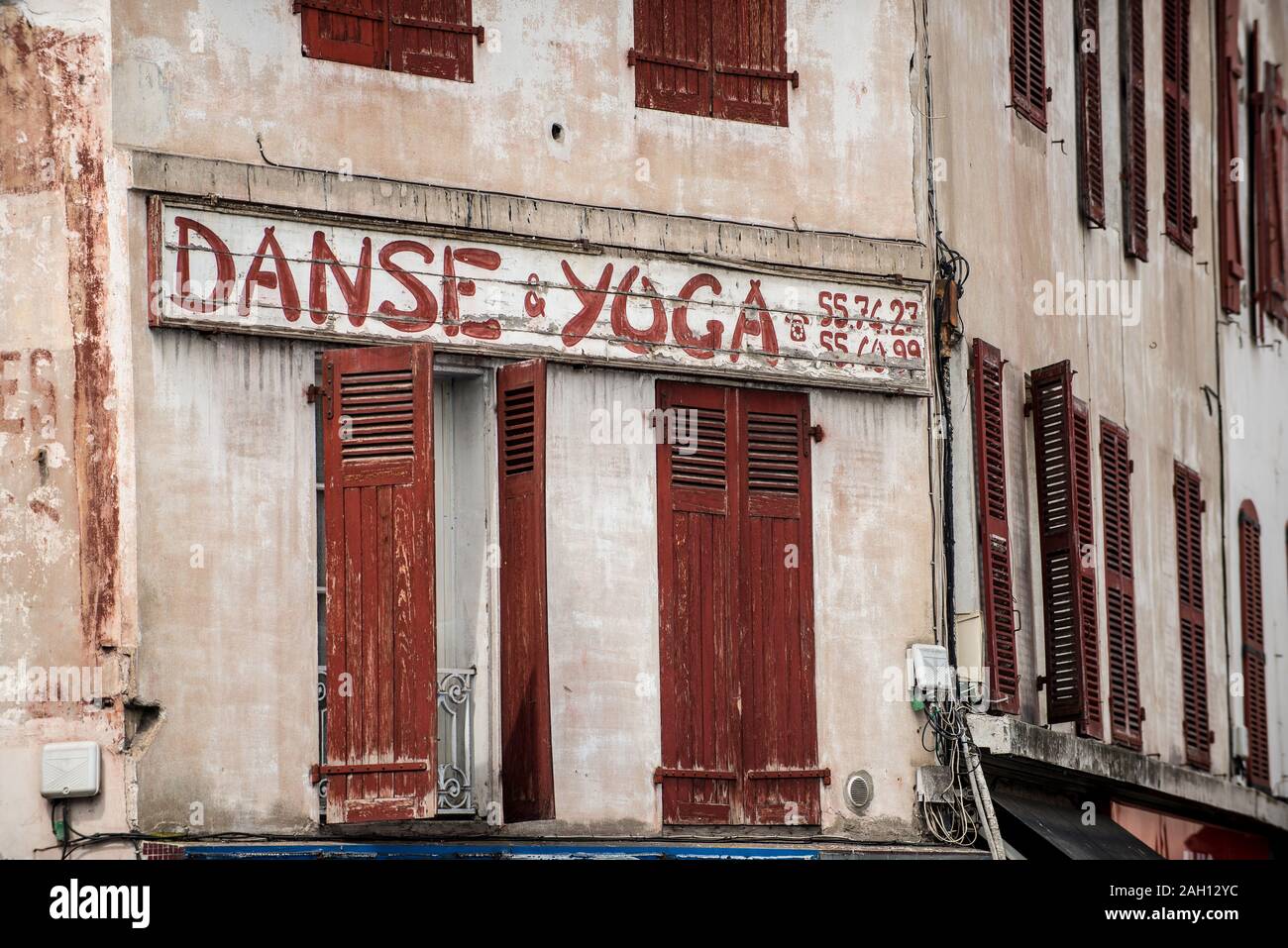 Schriftzug oben geschlossene Fenster eines alten Tanz und Yoga Studio in Frankreich Stockfoto