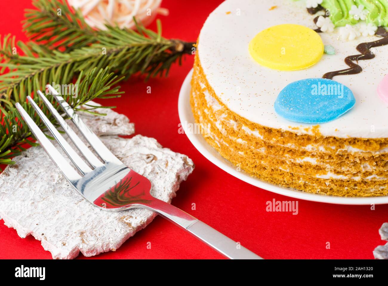 Christmas Cake, auf einer weißen Platte, auf einem roten Hintergrund Stockfoto