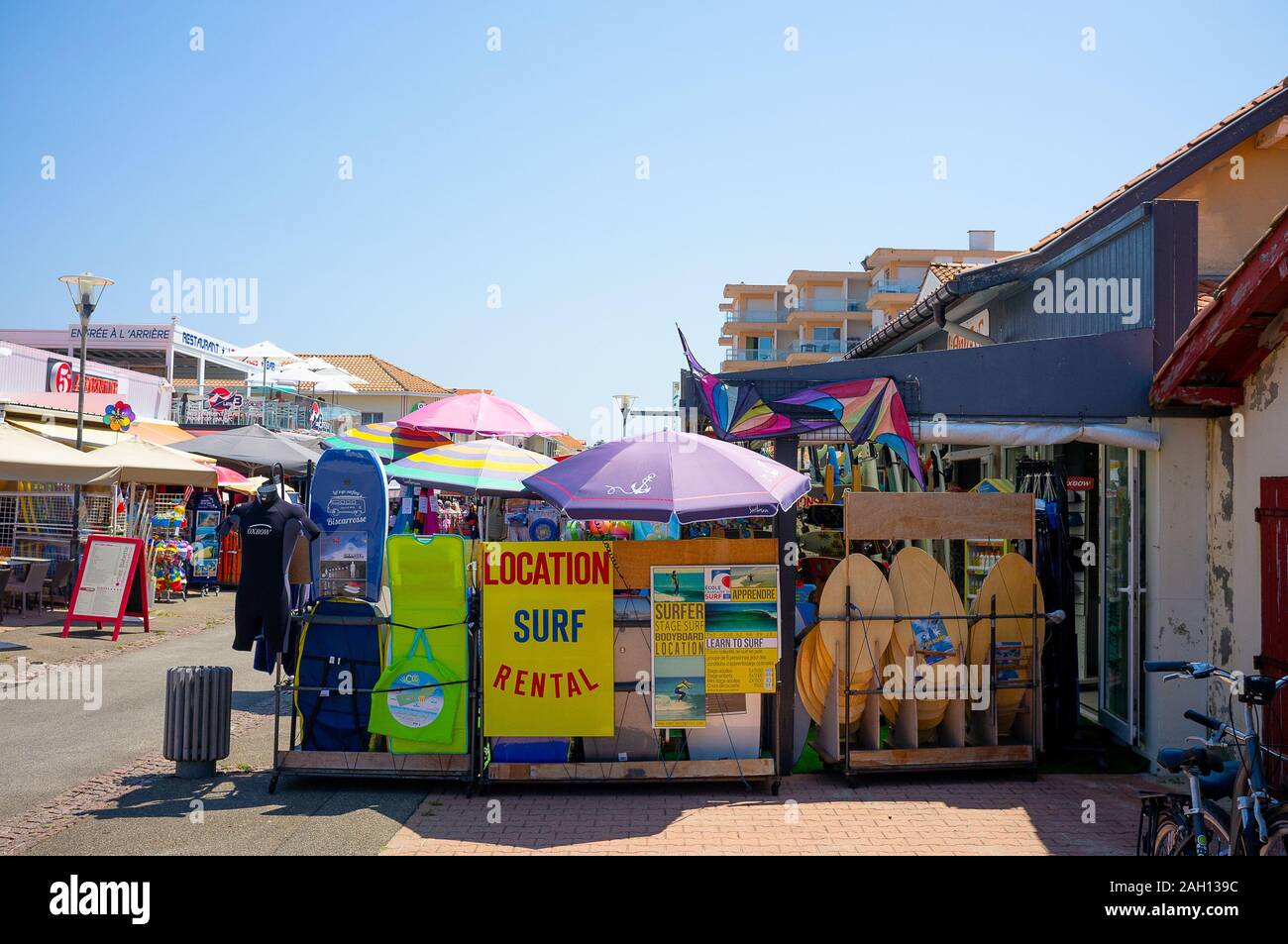 Farbige Werbung für die Vermietung von Surfbrettern in einer Straße in der Sonne Stockfoto