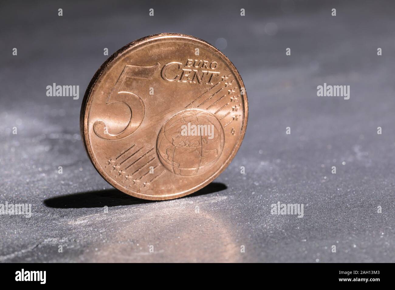 Fünf Euro Cent auf grauem Hintergrund Stockfoto
