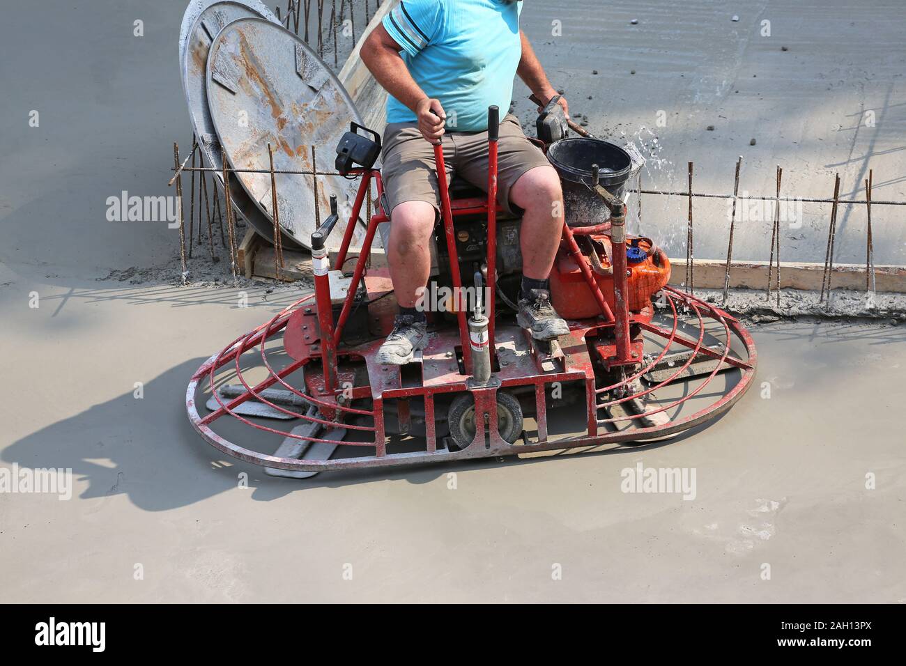 Schleifmaschine auf Betonboden, der auf der Baustelle Stockfoto