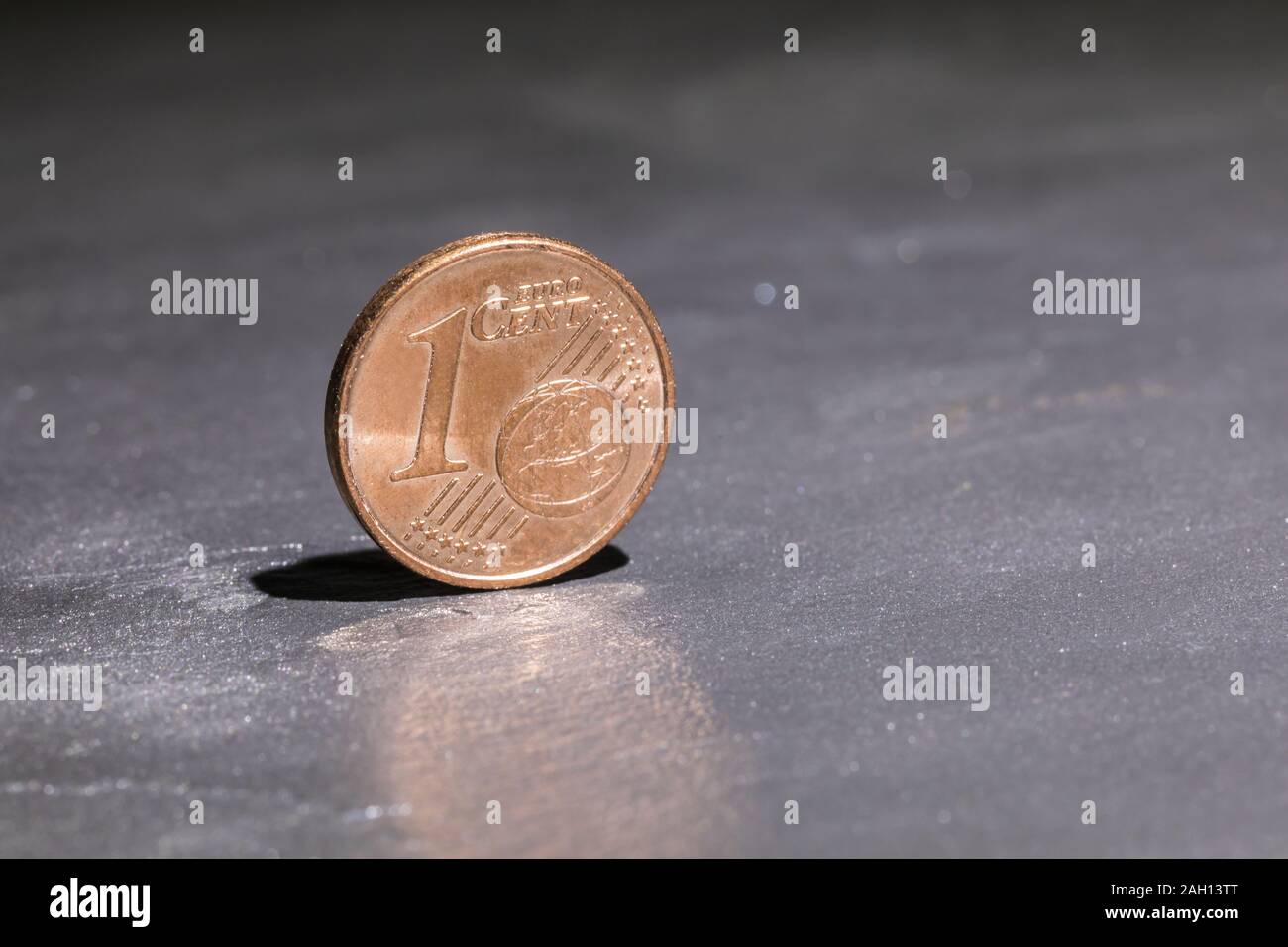 Ein Euro Cent auf grauem Hintergrund Stockfoto