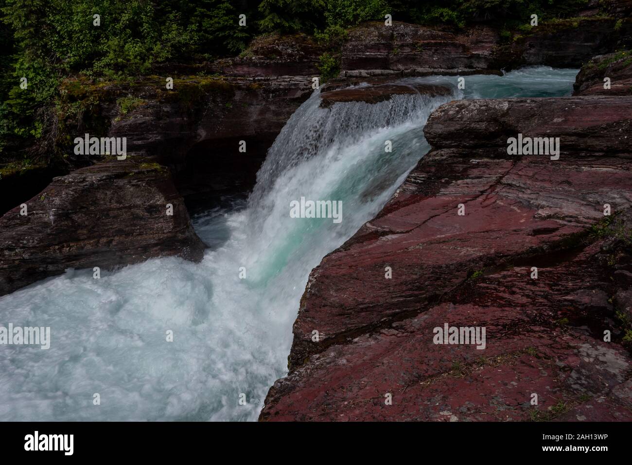Wasserfall stürzt Über den roten Felsen in Montana Bergen Stockfoto
