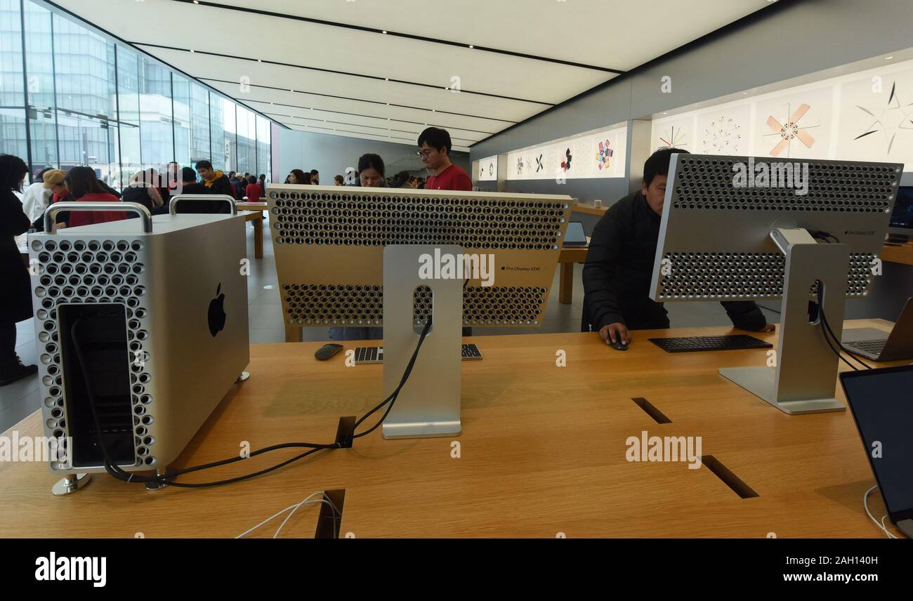 Eine neue Apple Mac Pro Desktop-PC und einem Apple Pro Anzeige XDR Monitor werden auf dem Display in einem Apple Store in Hangzhou City, East China Zhejiang P Stockfoto