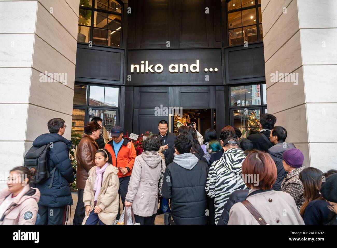 Die Menge der chinesischen Käufer Warteschlange außerhalb der Flagship Store der japanischen Marke fashion' Niko und...' in Shanghai, China, am 22. Dezember, 2019. Stockfoto