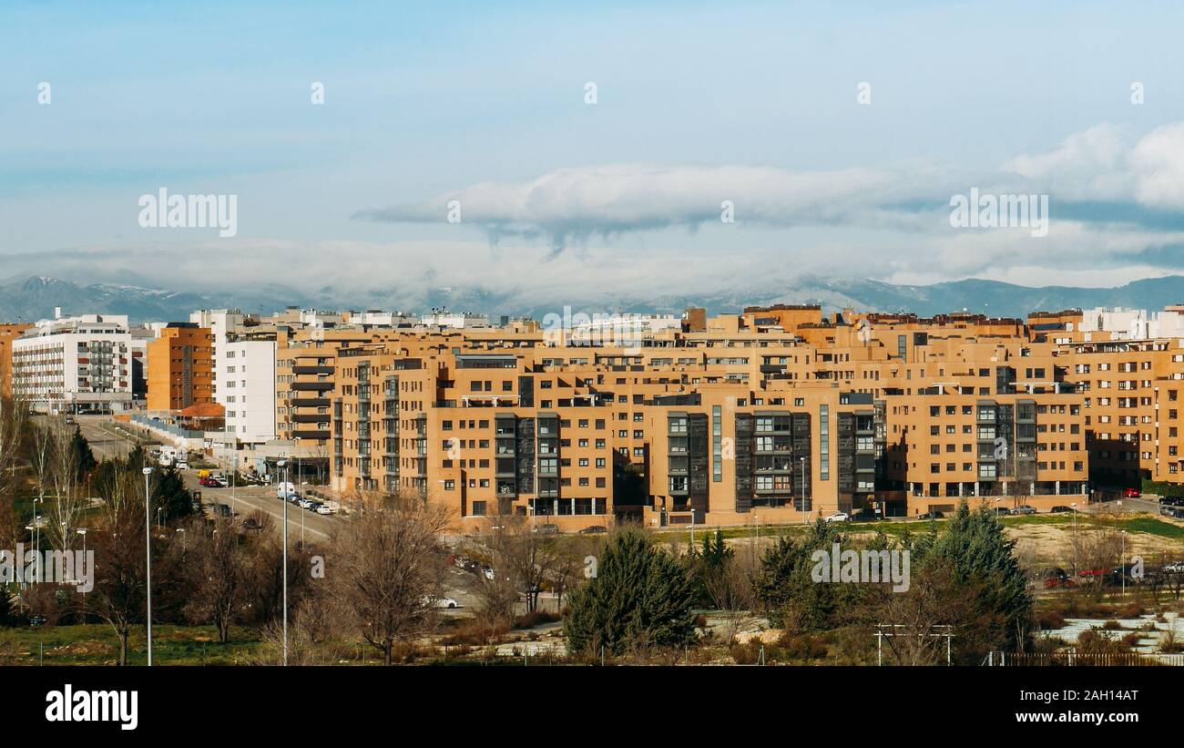 Blick auf Wohnviertel in Las Tablas, Madrid, Spanien, mit der Bergkette im Hintergrund. Stockfoto