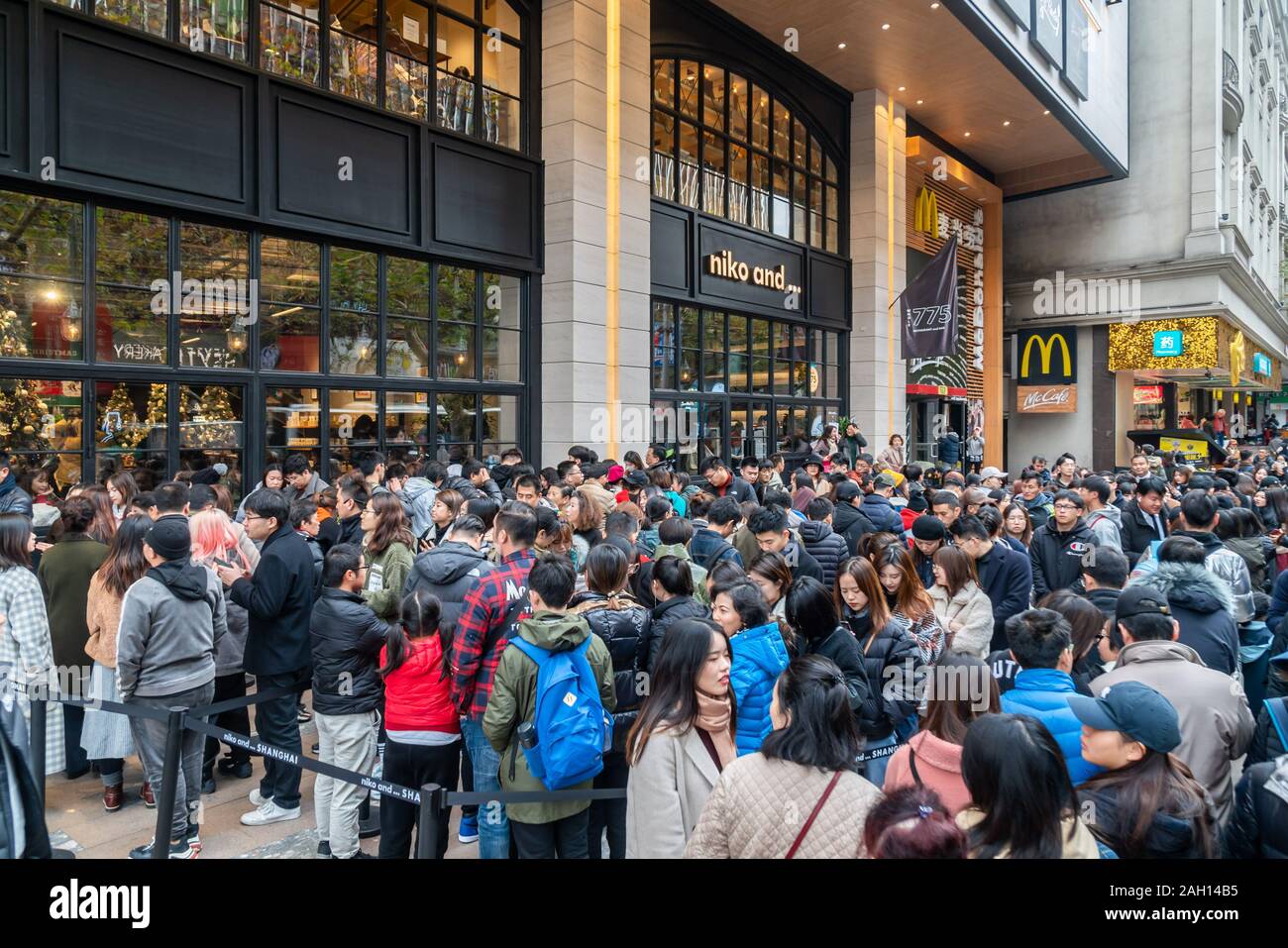 Die Menge der chinesischen Käufer Warteschlange außerhalb der Flagship Store der japanischen Marke fashion' Niko und...' in Shanghai, China, am 22. Dezember, 2019. Stockfoto