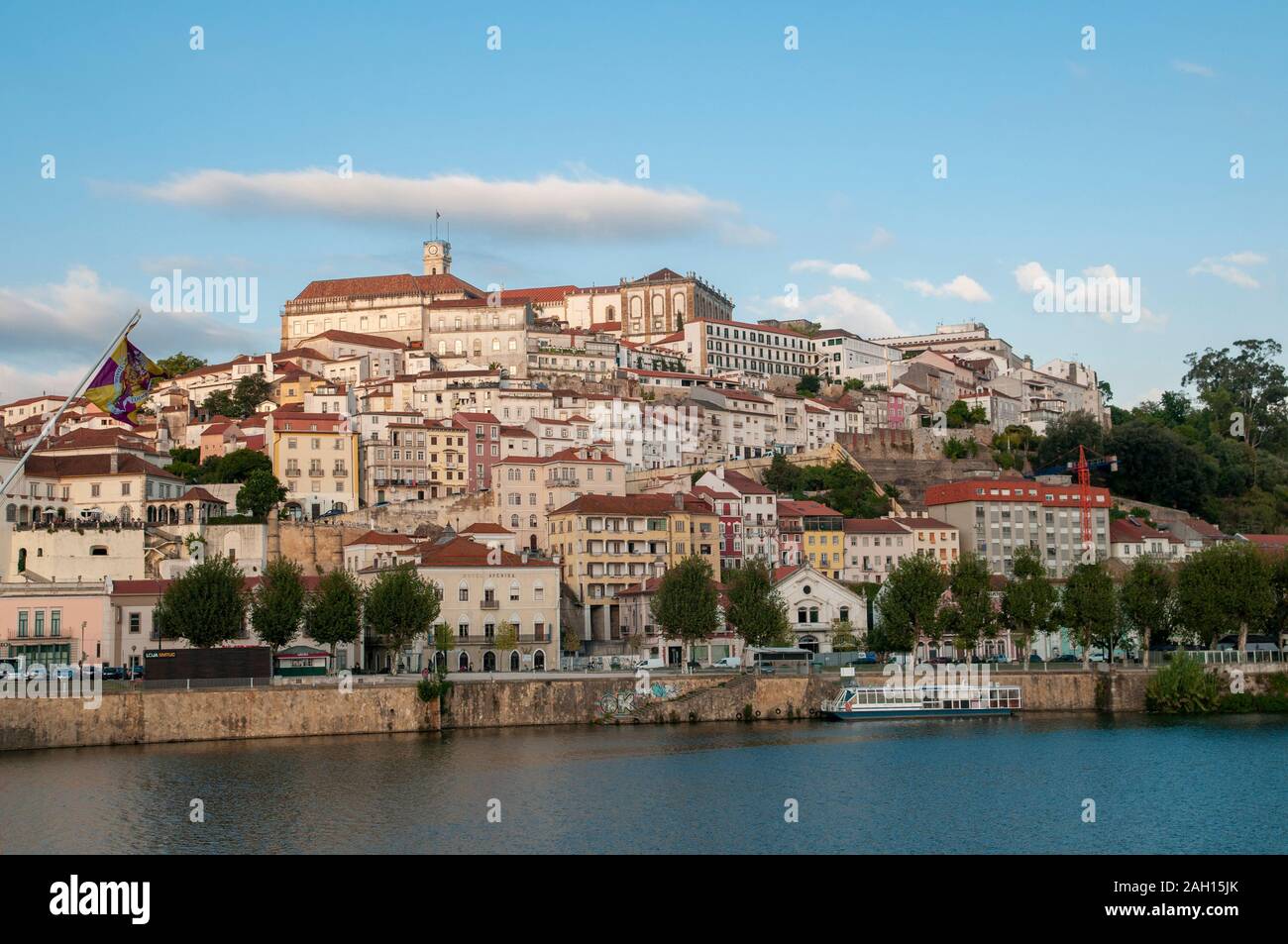 Universität Hill als aus dem Santa Clara Brücke über den Fluss Mondego, Coimbra, Portugal gesehen Stockfoto