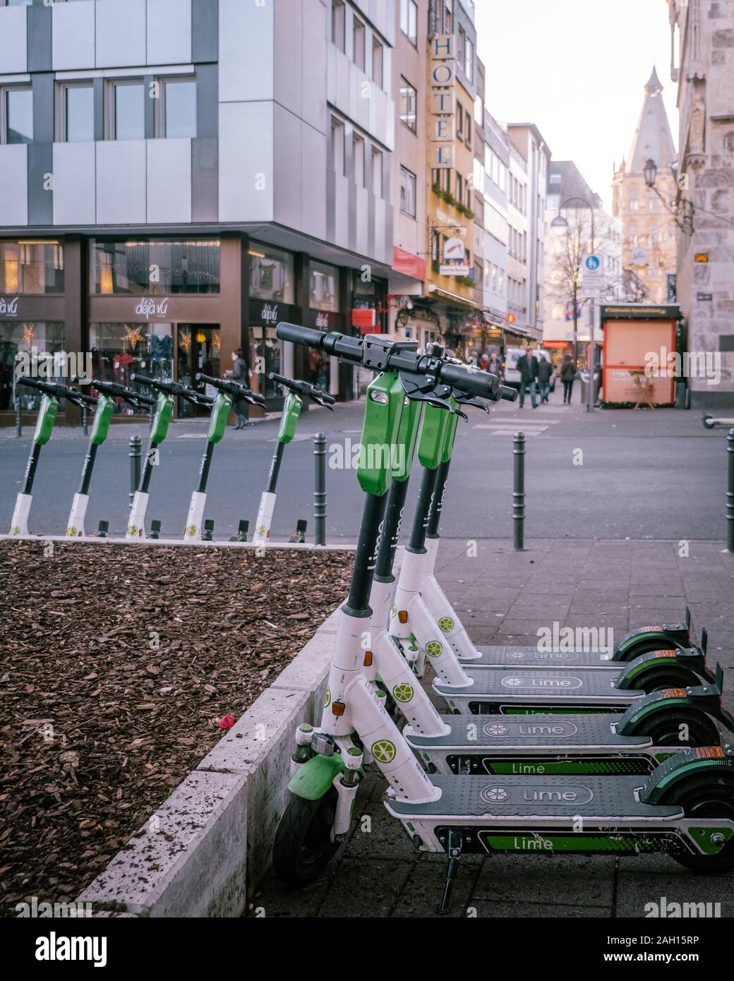 Köln, Deutschland - Dezember, 2019: E-Mobilität in Deutschland: verworfen Elektroroller in der Nähe von einem Bahnhof in Köln. Stockfoto