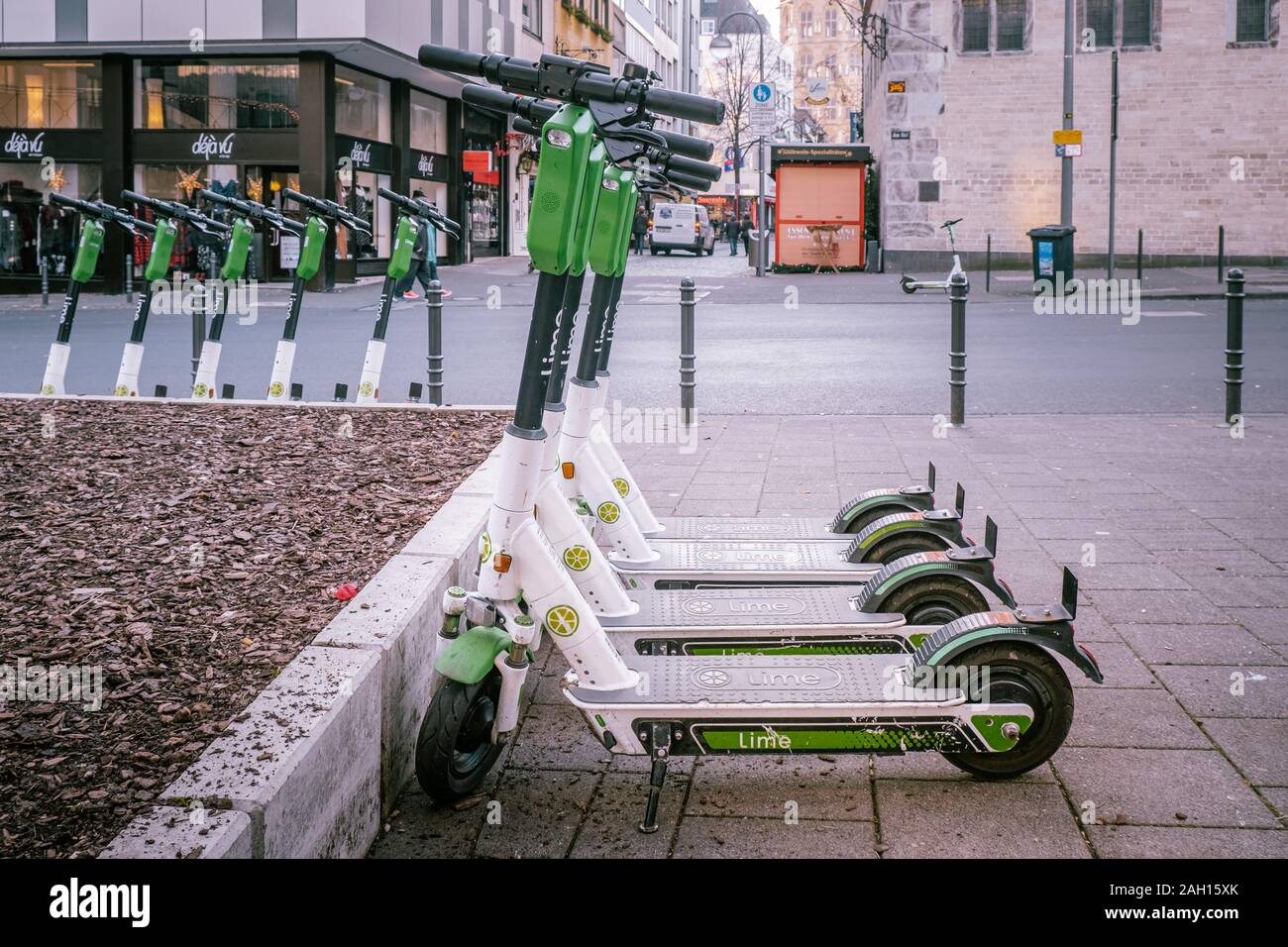 Köln, Deutschland - Dezember, 2019: E-Mobilität in Deutschland: verworfen Elektroroller in der Nähe von einem Bahnhof in Köln. Stockfoto