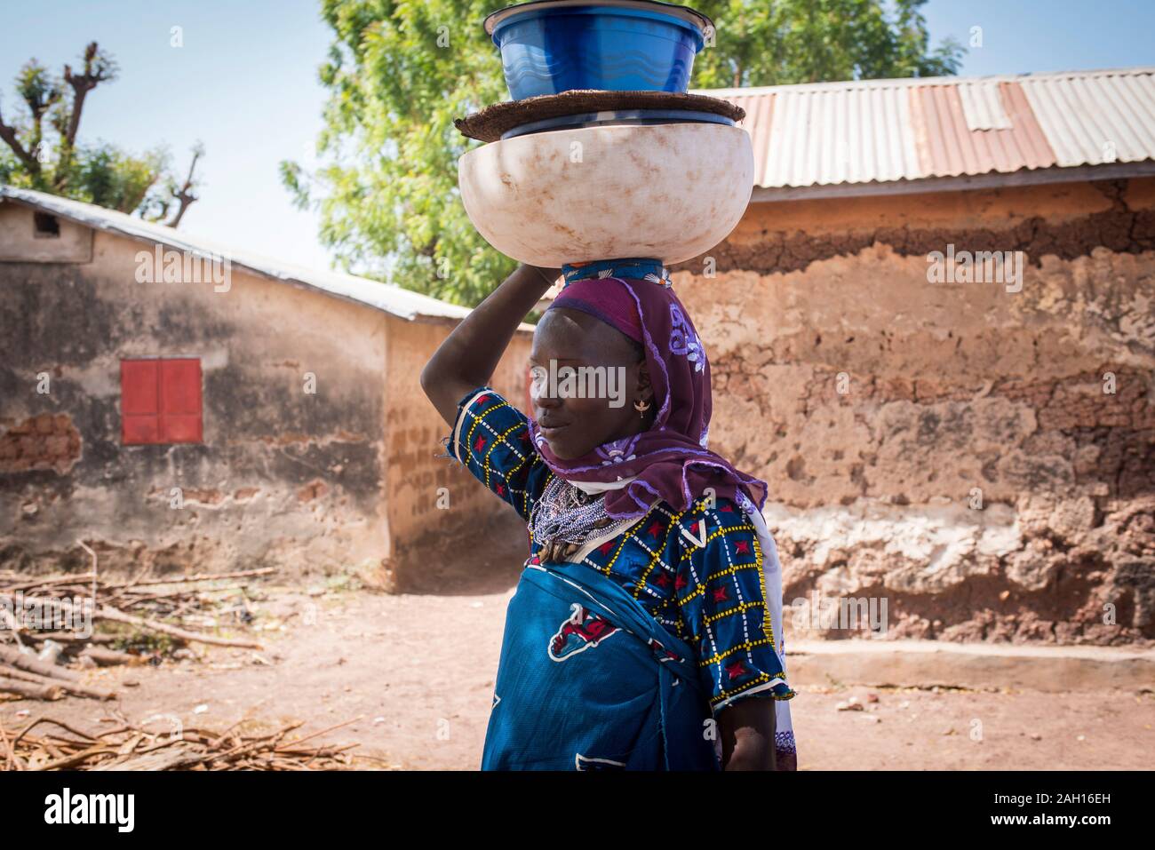 Benin, Kandi, afrikanische Frauen, afrikanische Frau, Kopf, Balance, Wandern, Stockfoto