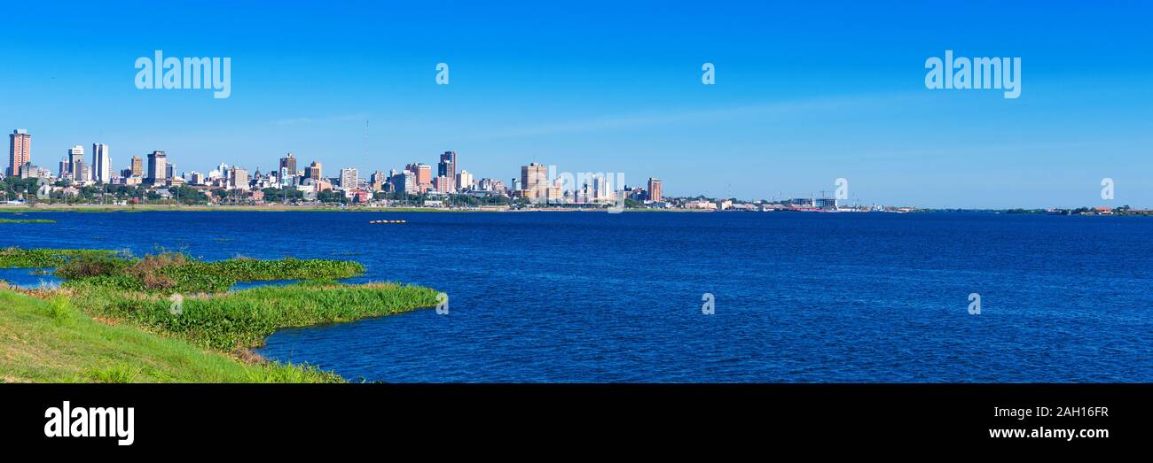 Blick auf die Stadt von der Seite des Flusses Paraguay, Asuncion, Paraguay. Kopieren Sie Platz für Text Stockfoto