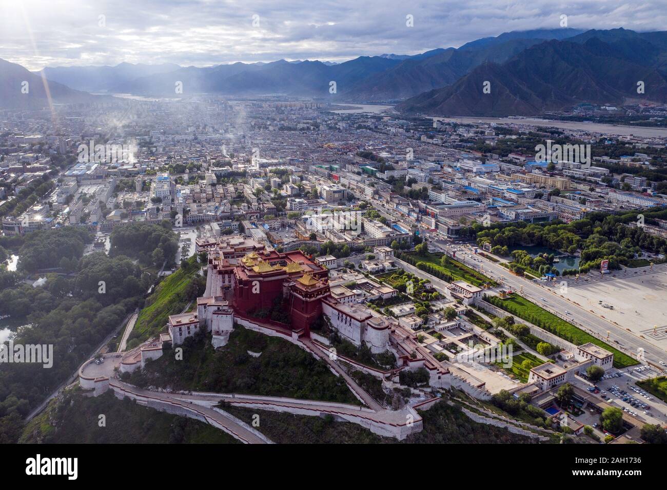 (191223) - Peking, 23 Dezember, 2019 (Xinhua) - luftaufnahme am 10.08.2019 zeigt die Altstadt von Lhasa, Hauptstadt von Südwesten Chinas Tibet autonomen Region berücksichtigt. Von der wissenschaftlichen Expedition am See Yamzbog Yumco zu Wildlife Conservation patrol Mission in Shuanghu County in einer durchschnittlichen Höhe von mehr als 5.000 Metern, von einem traditionellen festlichen Pferderennen zu jährlichen Facelift des Potala Palast, die Fotografen von Xinhua die lokalen Menschen im täglichen Leben und Leistungen zur sozialen Entwicklung in Tibet im Jahr 2019 erfasst, das Jahr markiert den 60. Jahrestag der Kampagne der Demokrat Stockfoto