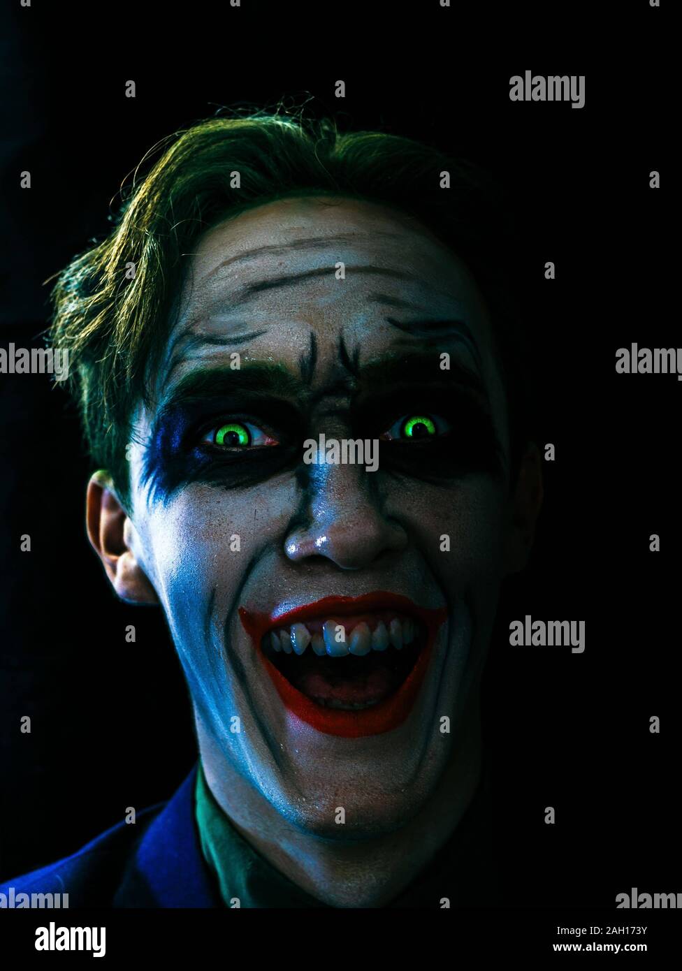 Dunkler Creepy Joker Gesicht In Der Dunkelheit Zu Lachen Halloween Im Oktober Comics Helden Stockfotografie Alamy