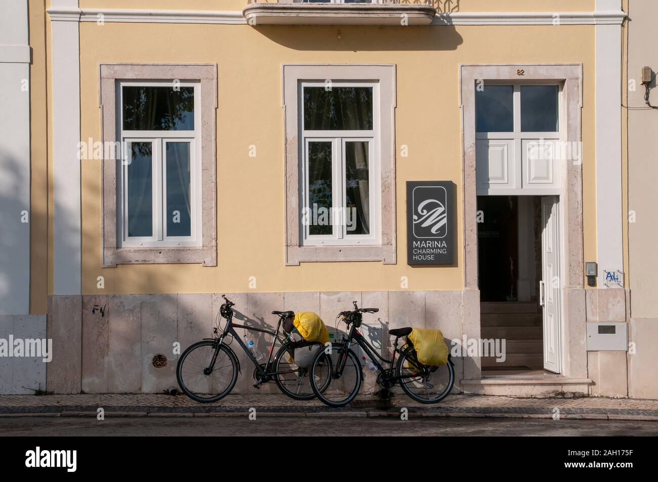 Tourenräder sind vor einem renovierten Gebäude (Guest House) mit Blick auf die Waterfront, Figueira da Foz, Portugal geparkt Stockfoto