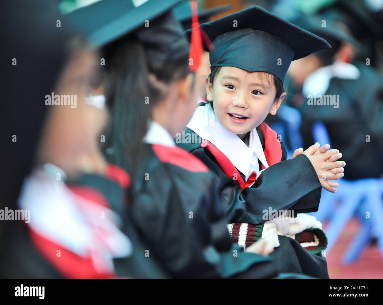 (191223) - Peking, 23 Dezember, 2019 (Xinhua) - Kinder chat an der Abschlussfeier des Kindergartens in Lhasa, Hauptstadt von Südwesten Chinas Autonomen Region Tibet, 12. Juli 2019. Von der wissenschaftlichen Expedition am See Yamzbog Yumco zu Wildlife Conservation patrol Mission in Shuanghu County in einer durchschnittlichen Höhe von mehr als 5.000 Metern, von einem traditionellen festlichen Pferderennen zu jährlichen Facelift des Potala Palast, die Fotografen von Xinhua die lokalen Menschen im täglichen Leben und Leistungen zur sozialen Entwicklung in Tibet im Jahr 2019 erfasst, das Jahr markiert das 60-jährige Jubiläum der c Stockfoto