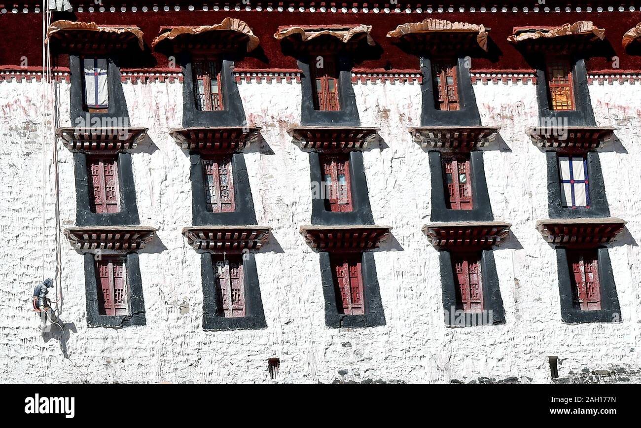 (191223) - Peking, 23 Dezember, 2019 (Xinhua) - Arbeitnehmer die Farbe der Wand der Potala Palast während seiner jährlichen Facelift in Lhasa, Hauptstadt von Südwesten Chinas Tibet autonomen Region, November 2, 2019. Von der wissenschaftlichen Expedition am See Yamzbog Yumco zu Wildlife Conservation patrol Mission in Shuanghu County in einer durchschnittlichen Höhe von mehr als 5.000 Metern, von einem traditionellen festlichen Pferderennen zu jährlichen Facelift des Potala Palast, die Fotografen von Xinhua die lokalen Menschen im täglichen Leben und Leistungen zur sozialen Entwicklung in Tibet im Jahr 2019 erfasst, das Jahr, die Kennzeichnung der 60th anniversa Stockfoto