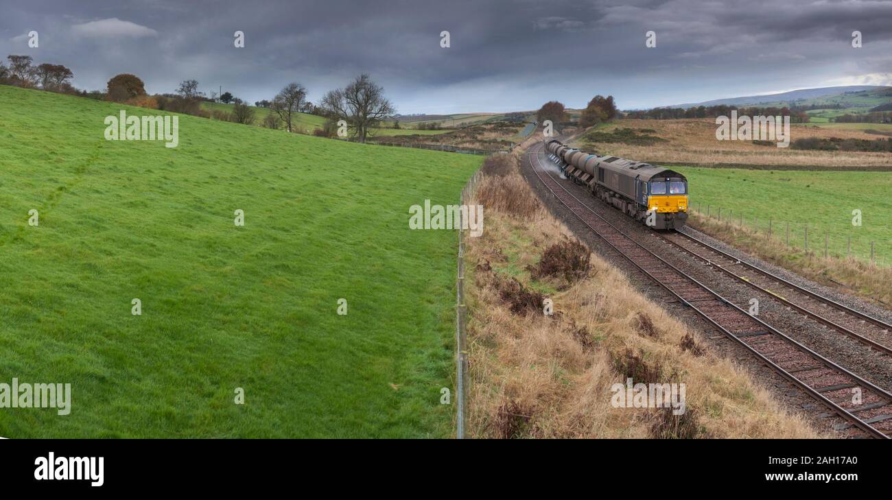 2 Direct Rail Services Klasse 66 Lokomotiven schleppen ein Network Rail Wasserwerfer am Bahnhof Clapham (Yorkshire) Umgang mit Blättern auf der Linie Stockfoto