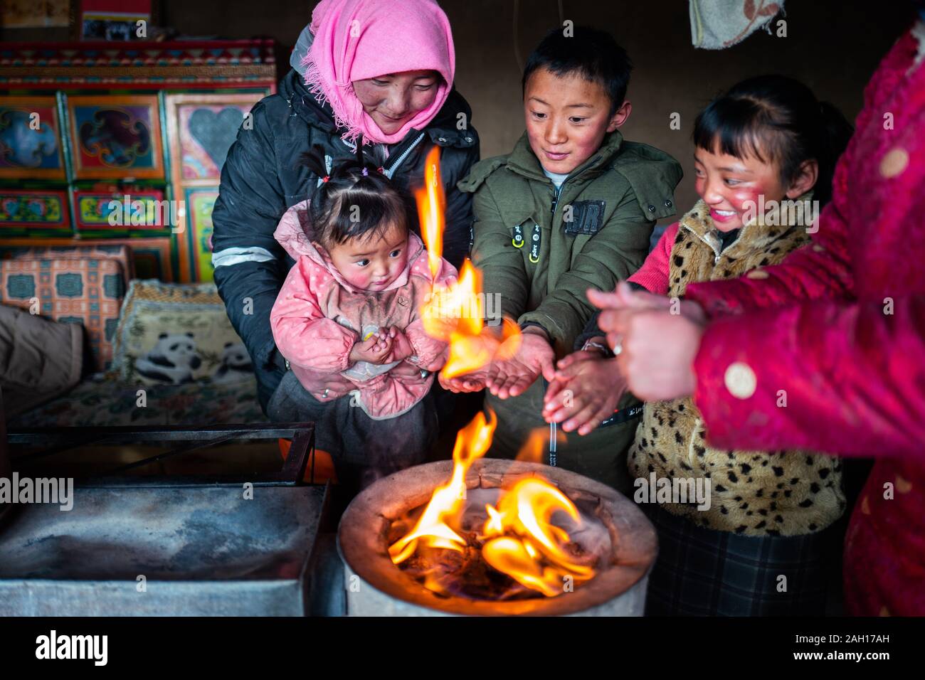 (191223) - Peking, 23 Dezember, 2019 (Xinhua) - hirtin Qimei und ihre Familie warme Hände durch das Feuer auf ein Hirt Umsiedlung in Baingoin County, im Südwesten Chinas Tibet autonomen Region, Jan. 17, 2019. Von der wissenschaftlichen Expedition am See Yamzbog Yumco zu Wildlife Conservation patrol Mission in Shuanghu County in einer durchschnittlichen Höhe von mehr als 5.000 Metern, von einem traditionellen festlichen Pferderennen zu jährlichen Facelift des Potala Palast, die Fotografen von Xinhua die lokalen Menschen im täglichen Leben und Leistungen zur sozialen Entwicklung in Tibet im Jahr 2019 erfasst, das Jahr, die Kennzeichnung der 60 t Stockfoto
