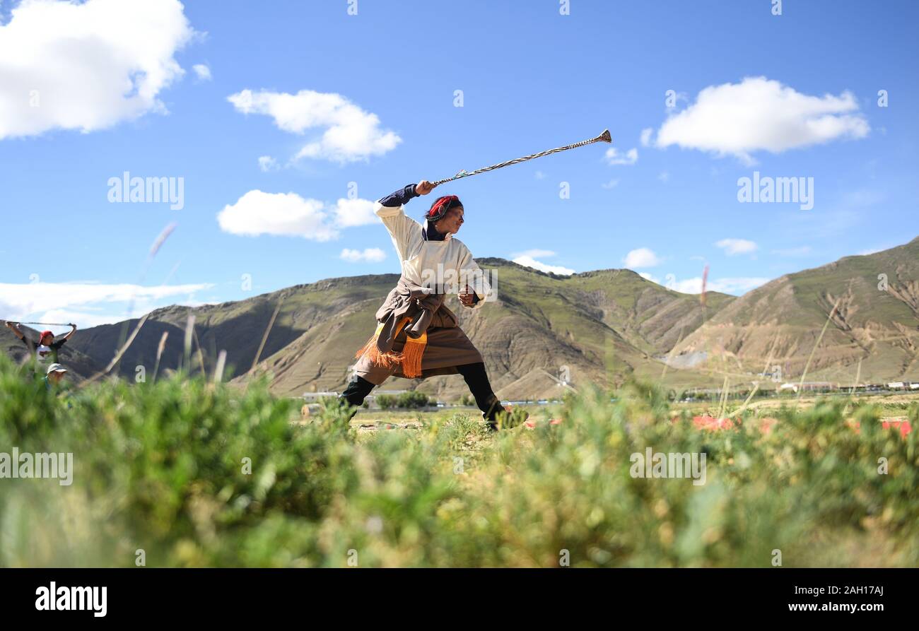 (191223) - Peking, 23 Dezember, 2019 (Xinhua) - ein Spieler nimmt an einem traditionellen Stein werfen Wettbewerb in Xigaze, Südwesten Chinas Tibet autonomen Region, Aug 31., 2019. Von der wissenschaftlichen Expedition am See Yamzbog Yumco zu Wildlife Conservation patrol Mission in Shuanghu County in einer durchschnittlichen Höhe von mehr als 5.000 Metern, von einem traditionellen festlichen Pferderennen zu jährlichen Facelift des Potala Palast, die Fotografen von Xinhua die lokalen Menschen im täglichen Leben und Leistungen zur sozialen Entwicklung in Tibet im Jahr 2019 erfasst, das Jahr markiert den 60. Jahrestag der Kampagne der Demokratie Stockfoto