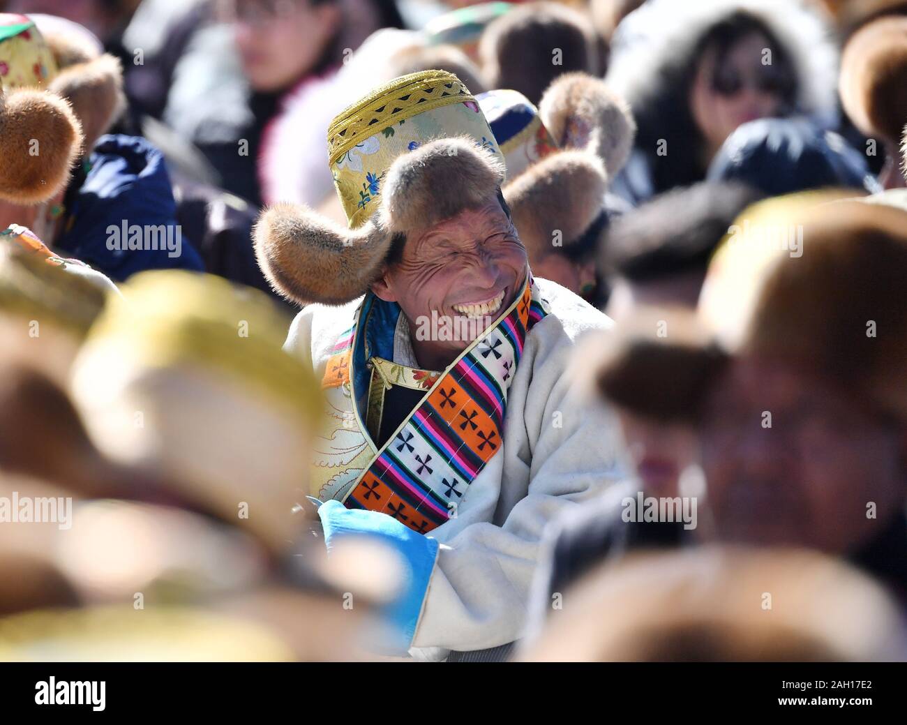 (191223) - Peking, 23 Dezember, 2019 (Xinhua) -- ein Mann besucht einen Konvent feiert den 60. Jahrestag der Kampagne der demokratischen Reform in Tibet in der Potala Palast in Lhasa, Hauptstadt von Südwesten Chinas Autonomen Region Tibet, 28. März 2019. Von der wissenschaftlichen Expedition am See Yamzbog Yumco zu Wildlife Conservation patrol Mission in Shuanghu County in einer durchschnittlichen Höhe von mehr als 5.000 Metern, von einem traditionellen festlichen Pferderennen zu jährlichen Facelift des Potala Palast, die Fotografen von Xinhua die lokalen Menschen im täglichen Leben und Leistungen zur sozialen erfasst Stockfoto