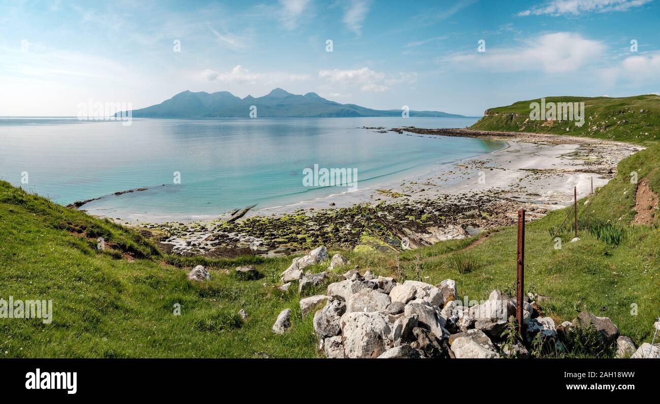 Blick von oben auf die Bucht von laig auf Eigg über Rùm. Stockfoto