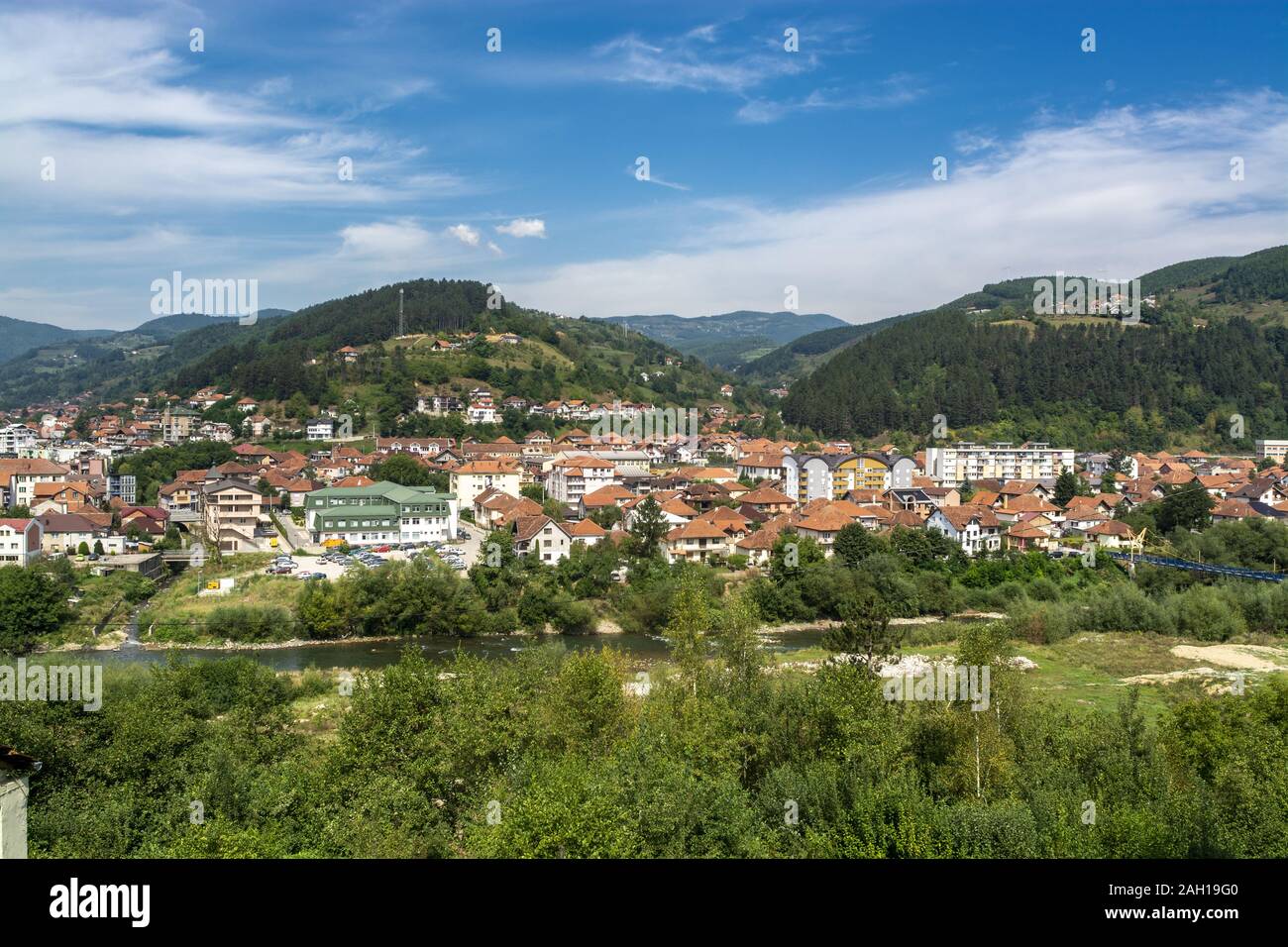 Panorama von Bijelo Polje auf dem Fluss Lim, Towm citi Gemeinde im nördlichen Montenegro (Бијело Поље) Stockfoto