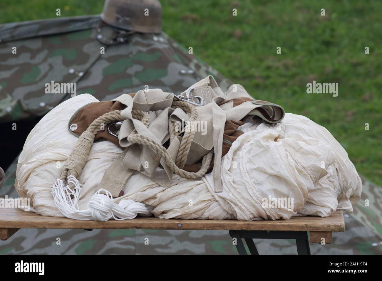 Deutsche Seide Fallschirm un auf einer Holzbank verpackt Stockfoto