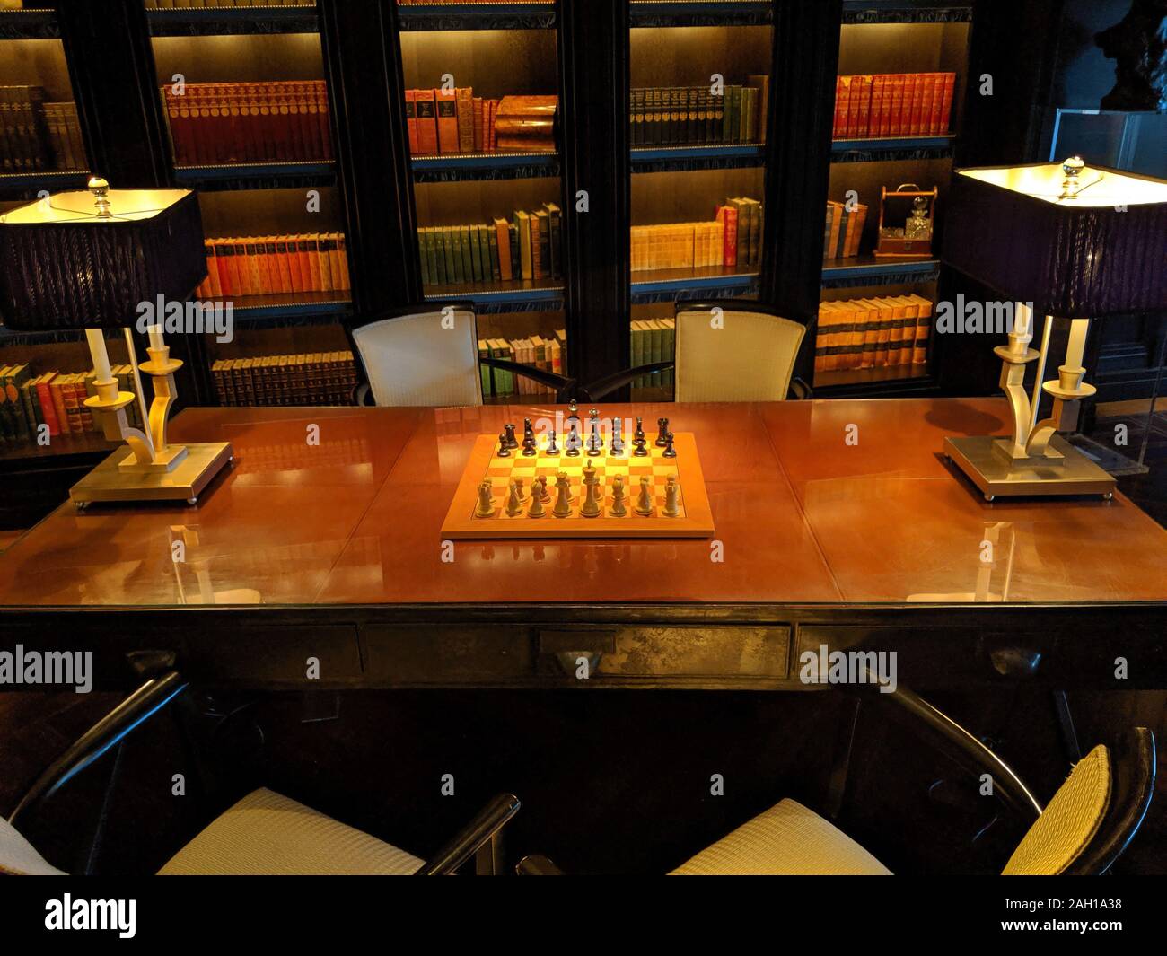Ein Schachbrett in einem gut eingerichteten modernen Interieur Stockfoto