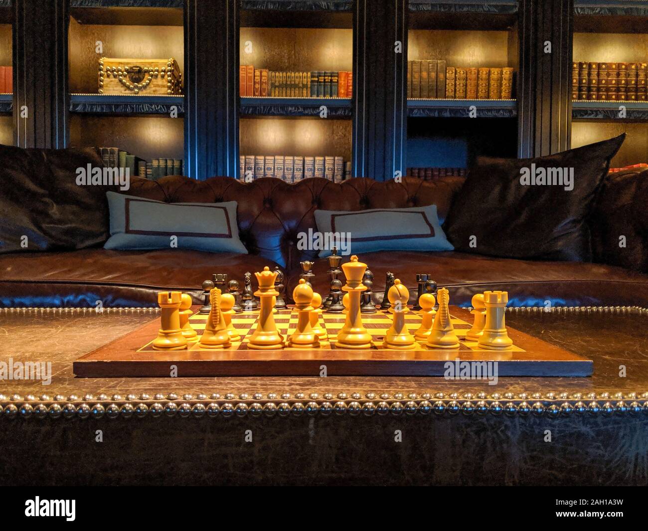 Ein Schachbrett in einem gut eingerichteten modernen Interieur Stockfoto