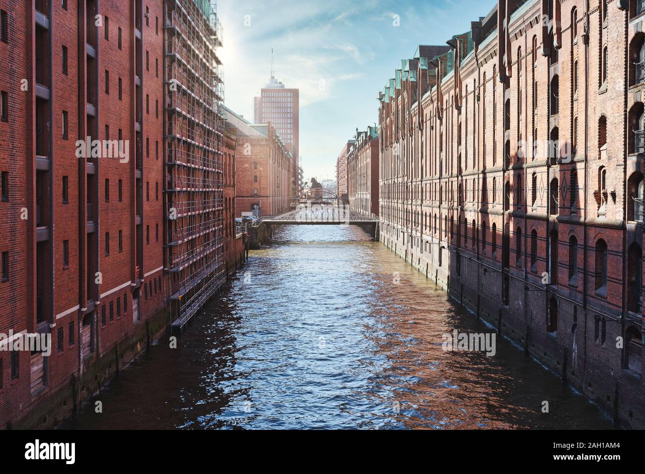 Alte Lager auf beiden Seiten des Kanals in der Speicherstadt in Hamburg, Deutschland an einem sonnigen Tag Stockfoto