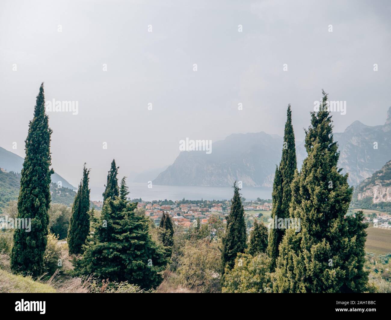 Riva del Garda am Gardasee in Norditalien an einem sonnigen Tag Stockfoto