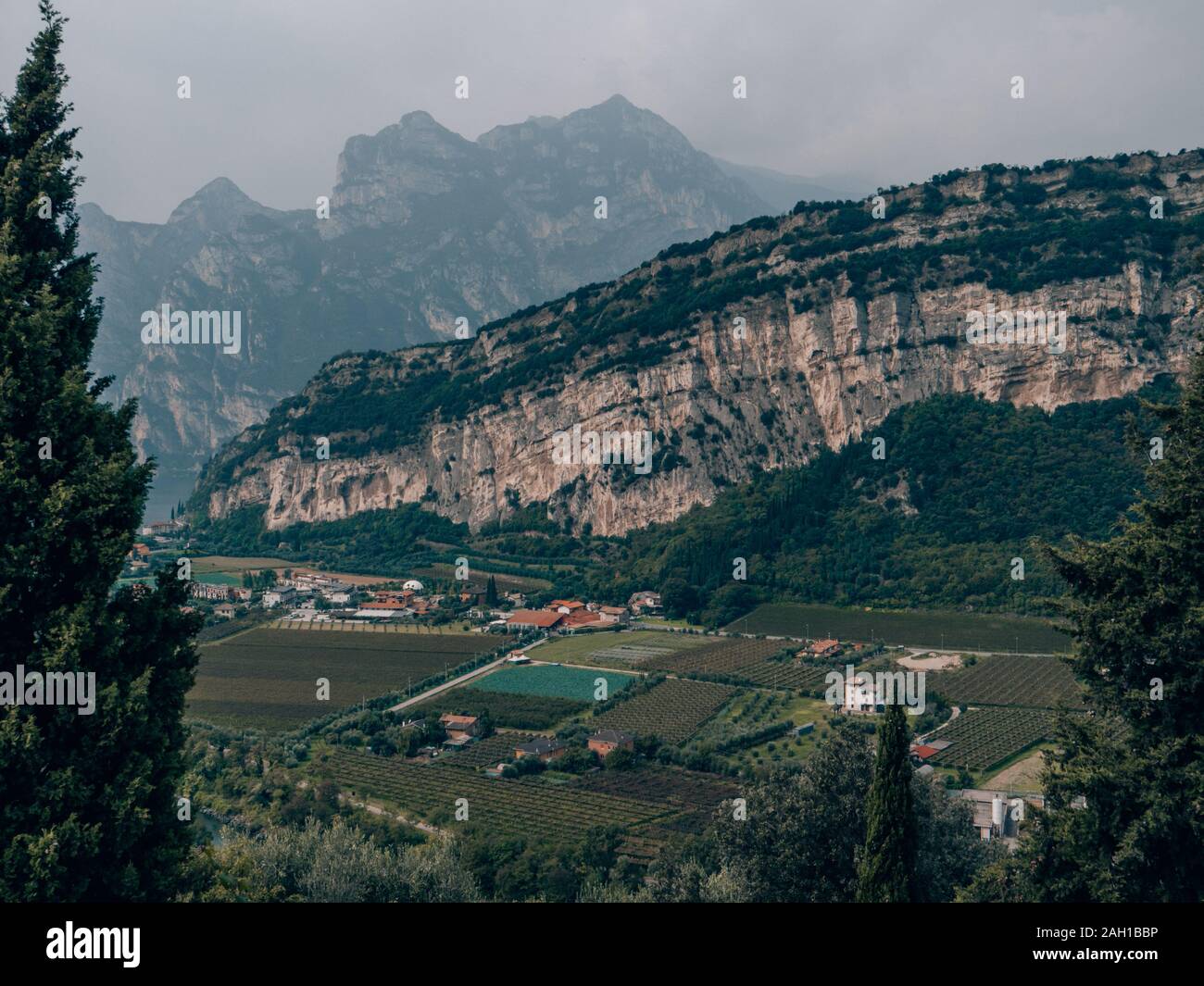 Riva del Garda am Gardasee in Norditalien an einem sonnigen Tag Stockfoto